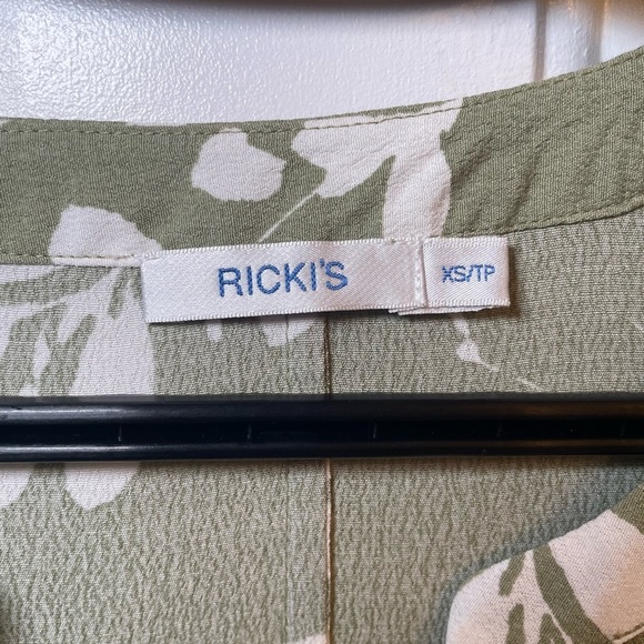 Ricki's Green Sheath Dress with Cuffed Long Sleeves and V-Neck - Picture 6 of 7